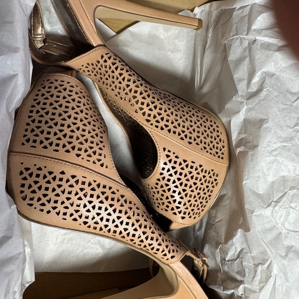 BCBG BCBGeneration High Beige Peep Toe Leather Heels US9 Barely Worn Backstrap